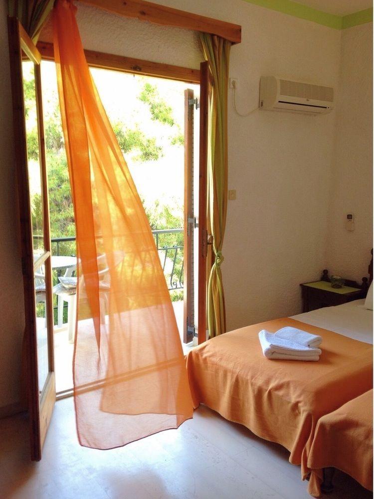 Artemis Rooms Agia Marina  외부 사진
